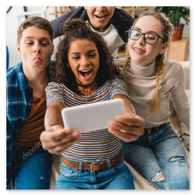 Selfie vor dem Truck: lachende Freunde mit Burgern