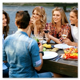Festival-Stimmung: Freunde lachen mit Schnitzelburgern in der Hand