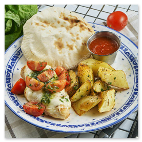 Schnitzelburger Close-up mit schmelzendem Käse und frischen Toppings