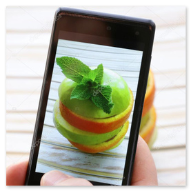Hand hält Smartphone mit Foto eines Schnitzelburgers vor dem Truck
