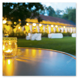 Outdoor-Catering mit Lichterkette und festlich gedeckten Stehtischen