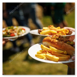 Foodtruck bei Abend-Event mit leuchtendem Schild und gut gelaunter Menge