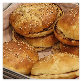 Mehrere Schnitzelburger-Varianten nebeneinander auf rustikalem Brett