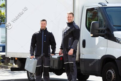 Lächelndes Team serviert am Truck-Fenster