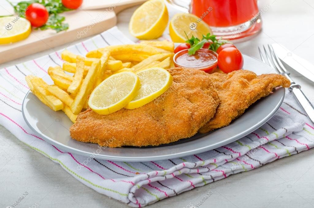 Schnitzel-Klassiker mit Pommes und Zitrone