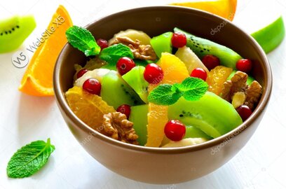 Sommerliches Menü mit Beeren-Salat