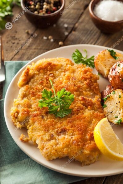 Frisch paniertes Schnitzel vom Crazy-Schnitzel Foodtruck