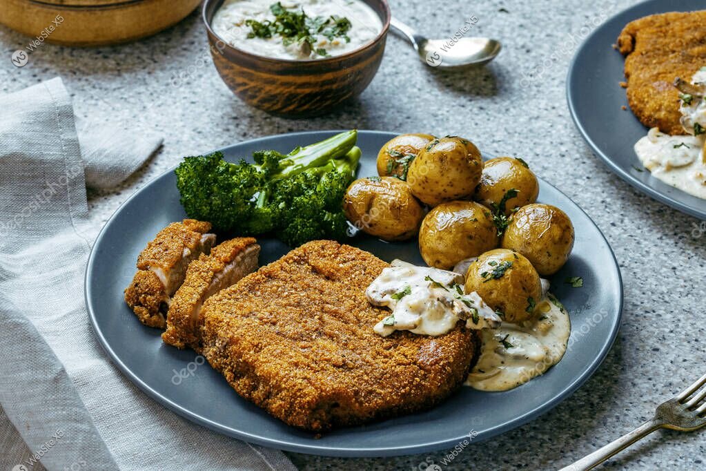 Knusprig paniertes Schnitzel in Nahaufnahme